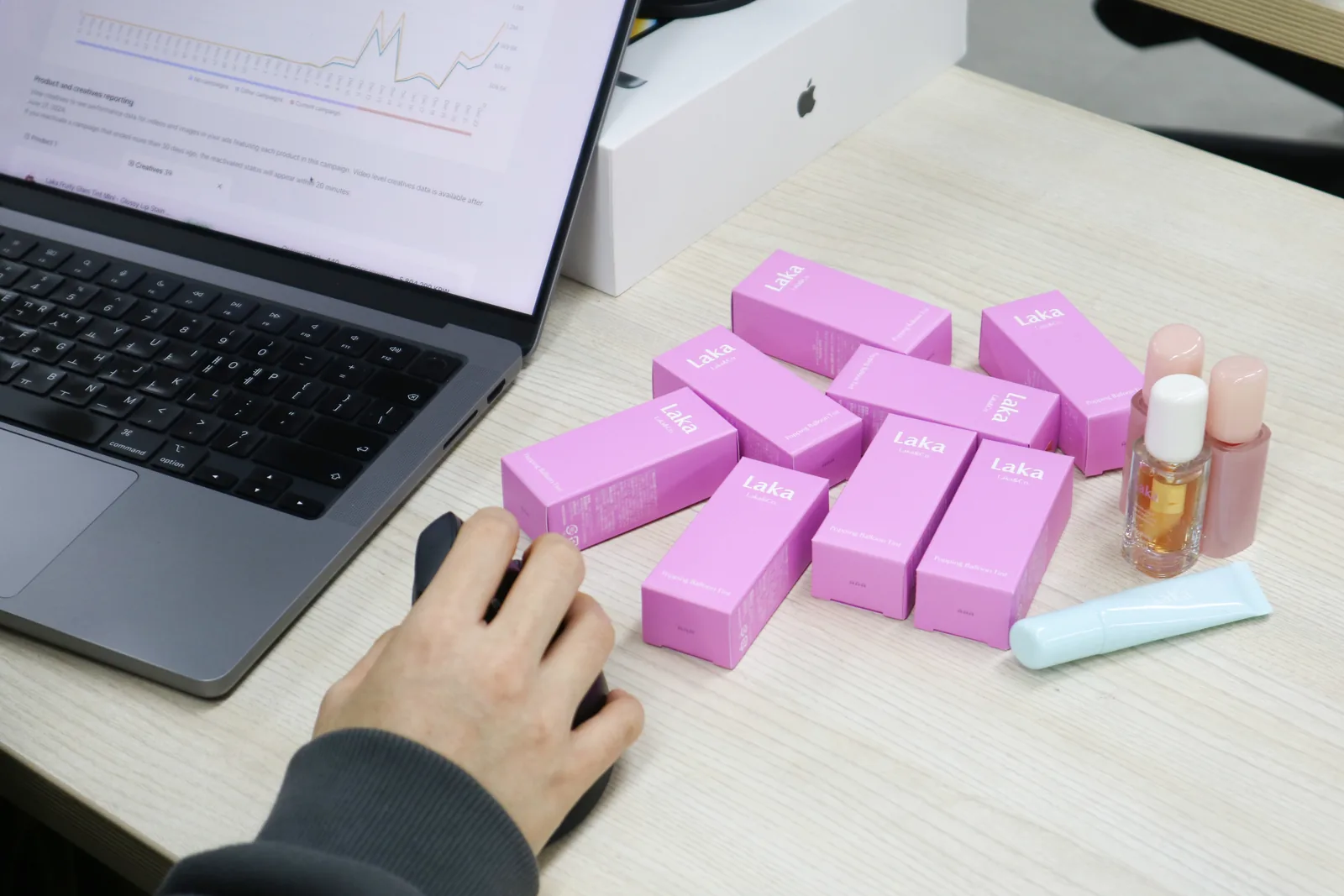 다니의 책상 위에 항상 놓여져 있는 담당 브랜드 Laka의 제품들